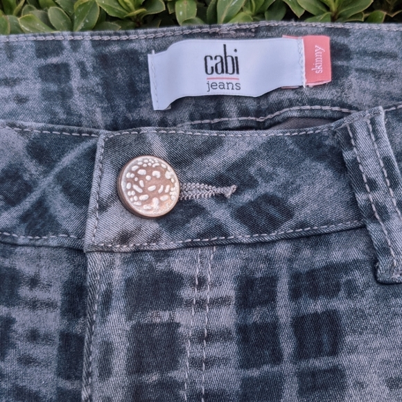 Cabi blue/gray grid print skinny denim stretch jeans. Size 8 - Picture 3 of 14